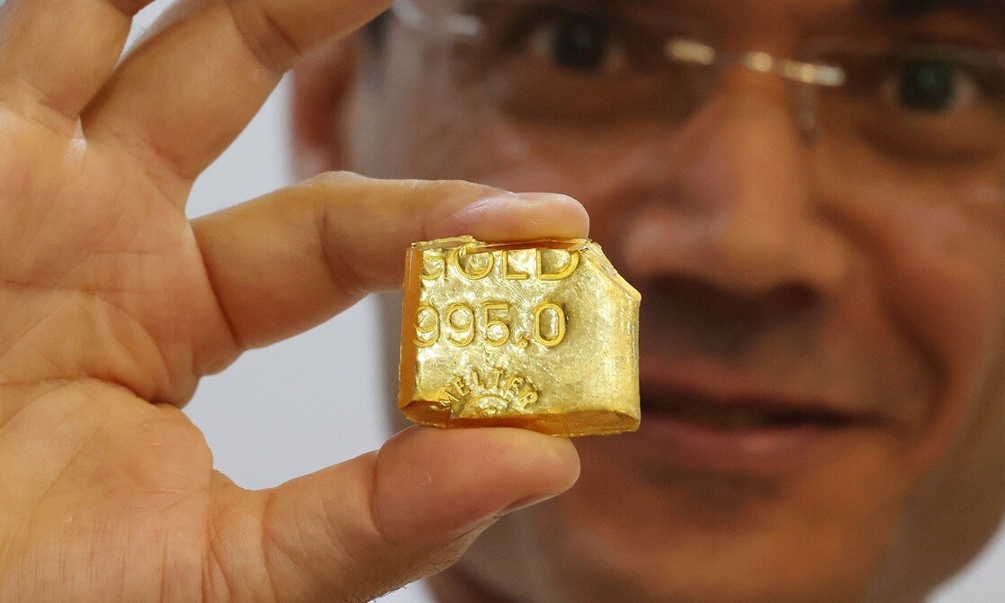 Gold trades at premium in India for first time in two months