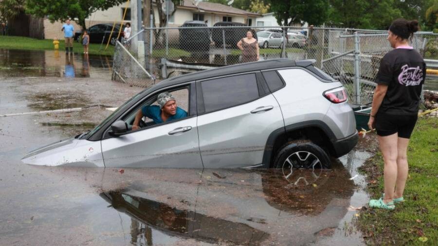 Шесть человек погибли и тысячи туристов оказались заблокированными в Сиккиме, Индия из-за оползней и наводнений