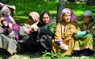 Избиратели отдают свои голоса на четвертом этапе всеиндийских выборов в Индии в Сринагаре