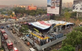Жуткая обрушение рекламного щита во время грозы в Мумбаи