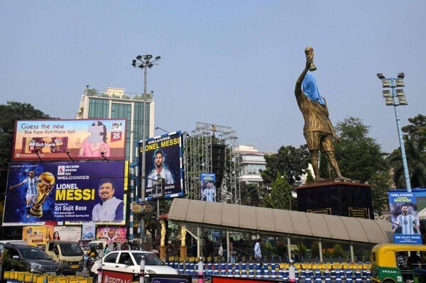 Fans in Kolkata unveil giant Messi statue