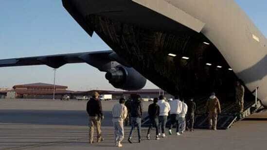 Американский военный самолёт C-17 приземляется в Амритсаре