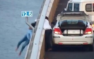 Героическое спасение в Мумбаи предотвращает трагическое самоубийство