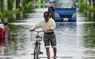 Сильный дождь вызывает хаос в Мумбаи