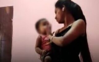 Индийскую женщину арестовали за то, что она заставляла малыша курить и пить алкоголь